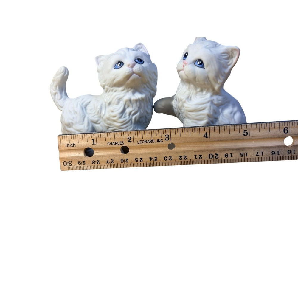 Vintage White Playful Kitten Figurines Set 2 Ceramic Blue Eyes MCM Kitsch Cats - Picture 8 of 8